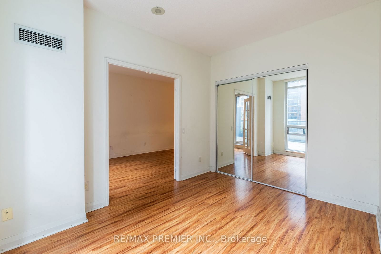 1121 Bay St, unit 402 for rent