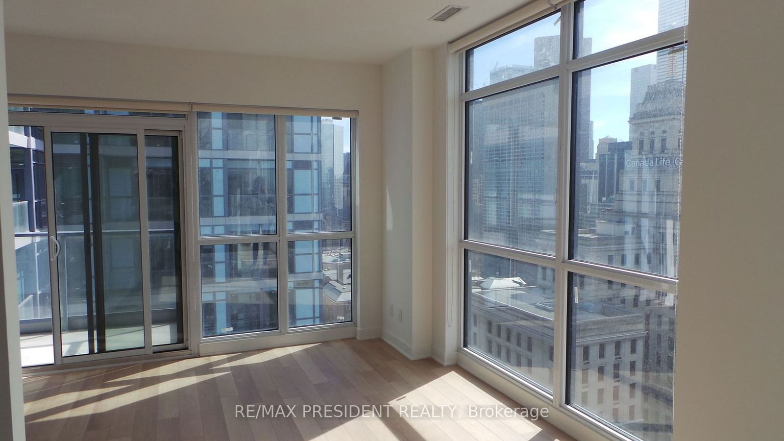 210 Simcoe St, unit 2402 for rent