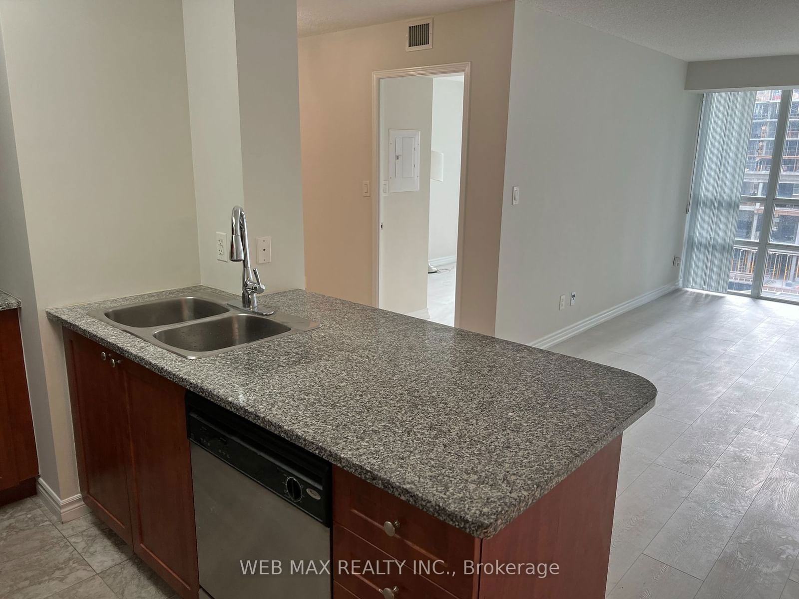 35 Hollywood Ave, unit 1112 for rent