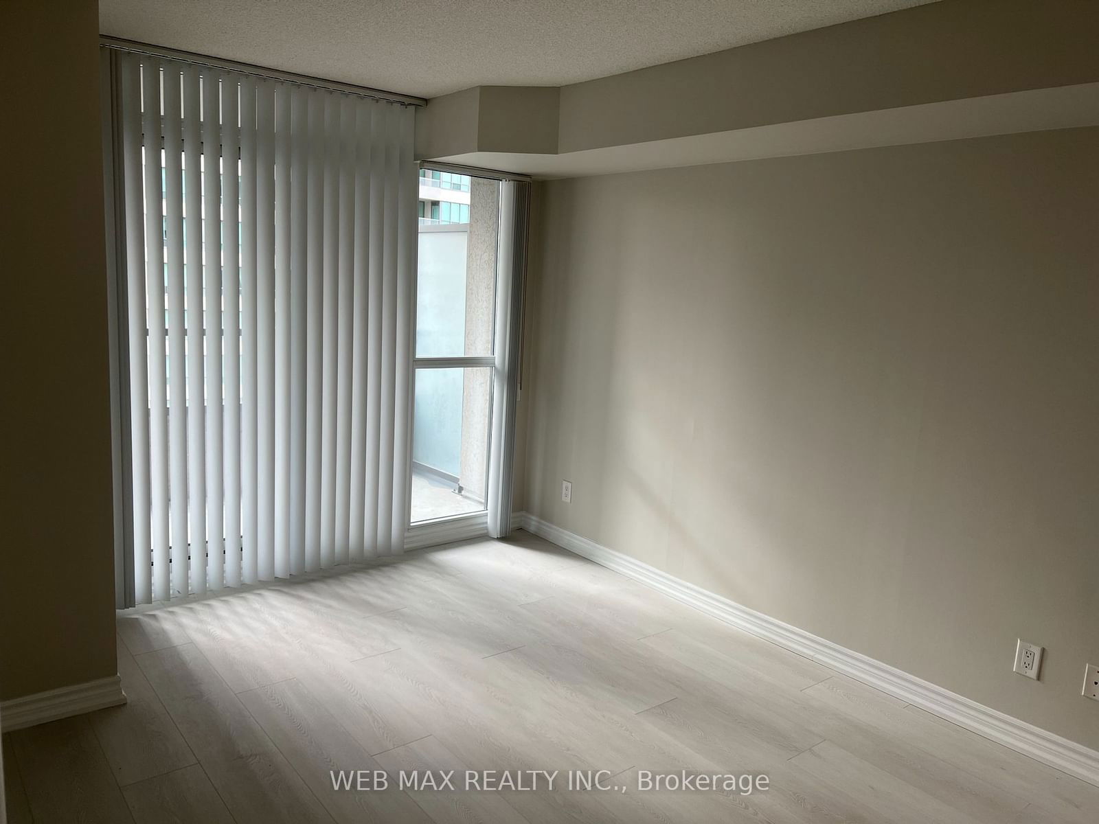 35 Hollywood Ave, unit 1112 for rent