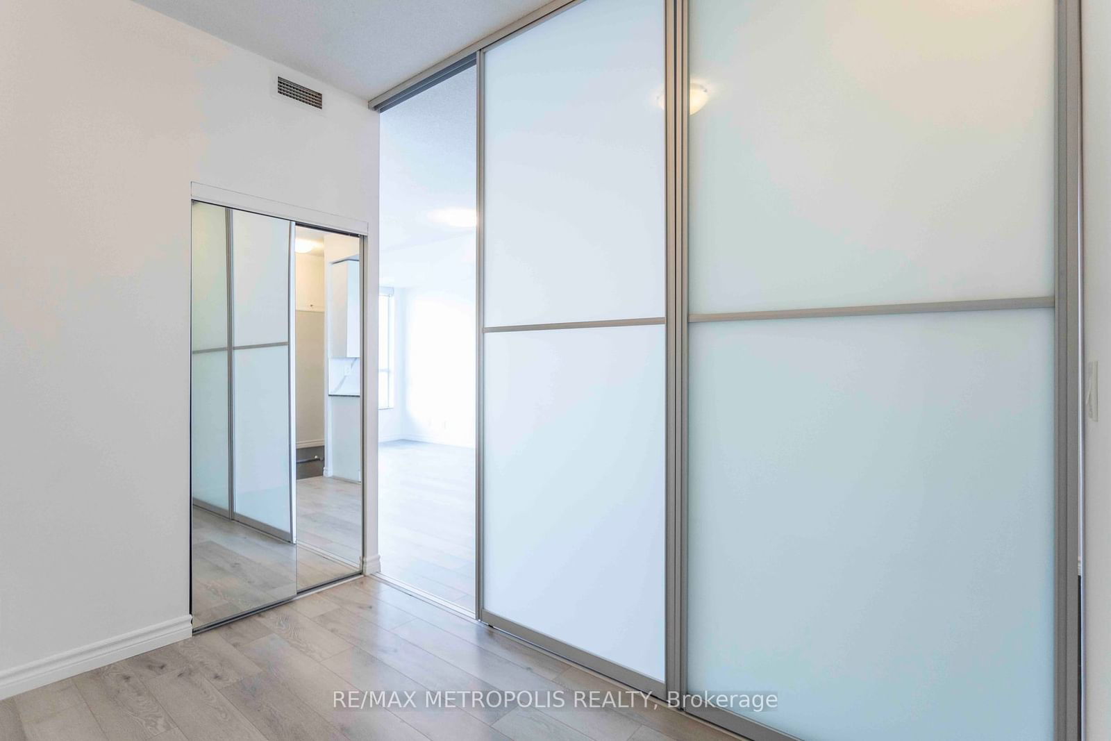 500 Sherbourne St, unit 1811 for sale