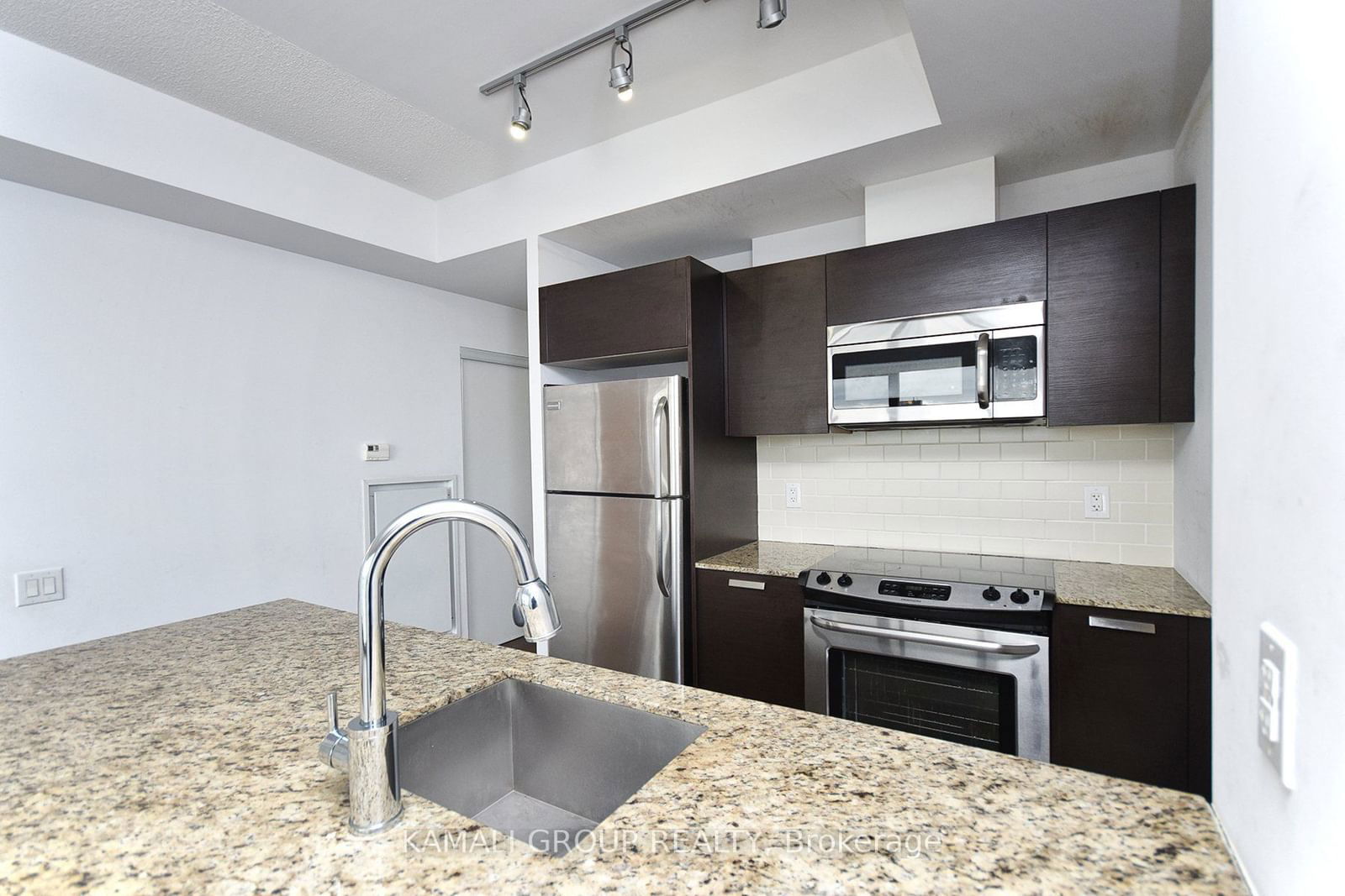 1815 Yonge St, unit 901 for rent