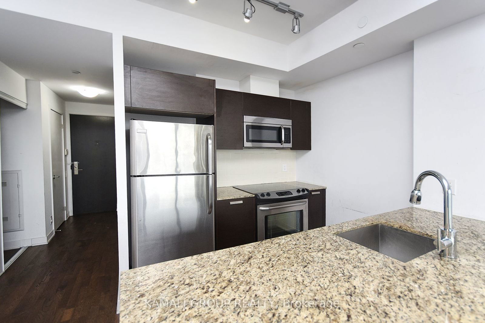 1815 Yonge St, unit 901 for rent