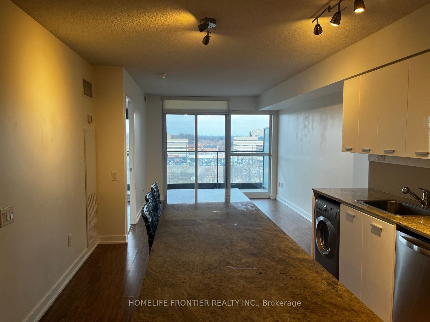 29 Singer Crt, unit 607 for rent