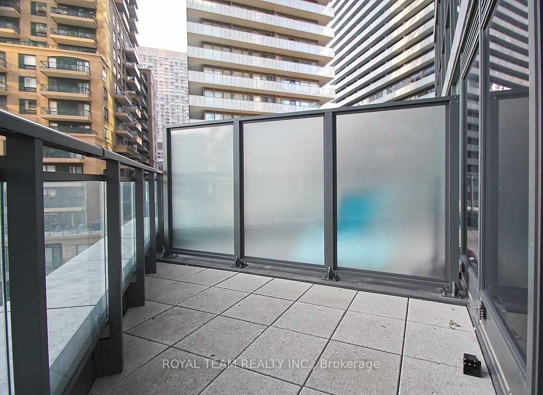 45 Charles St E, unit 706 for rent