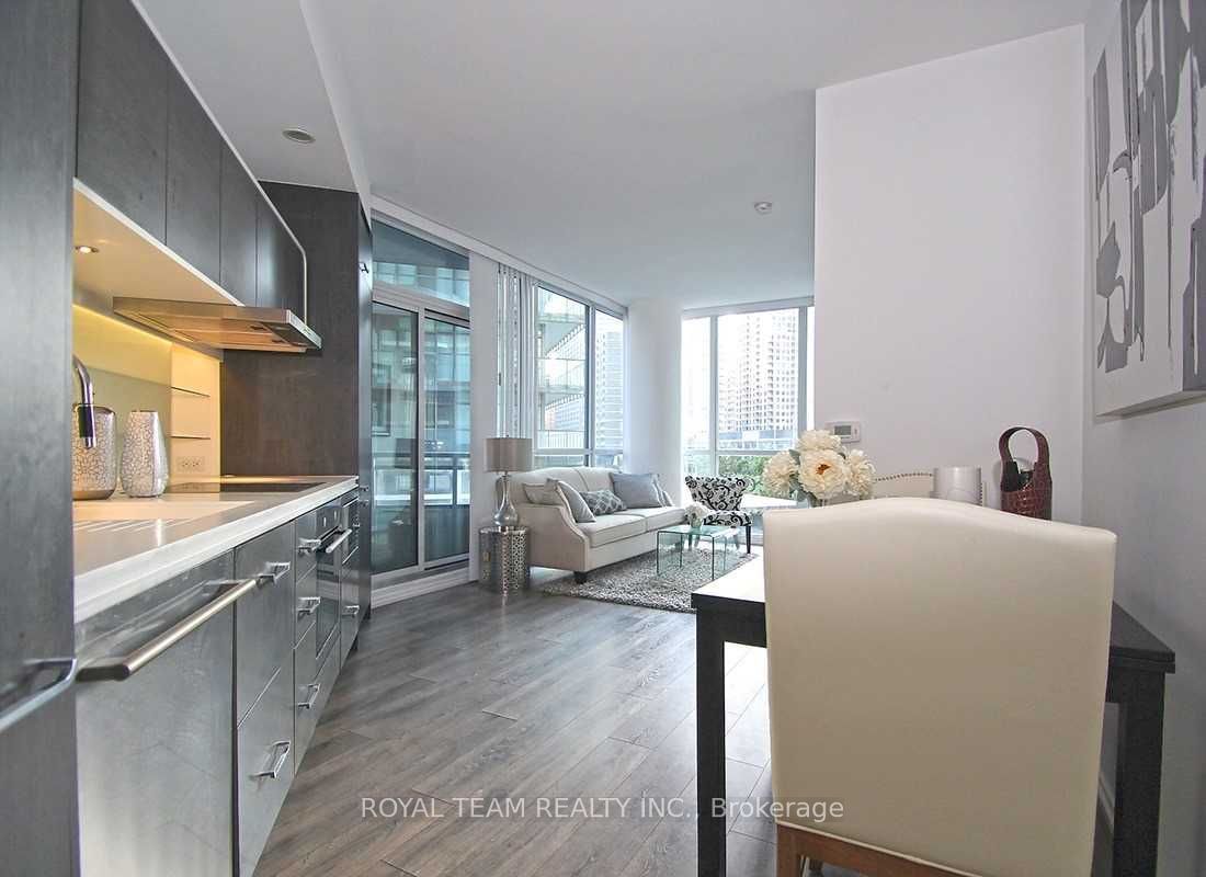 45 Charles St E, unit 706 for rent