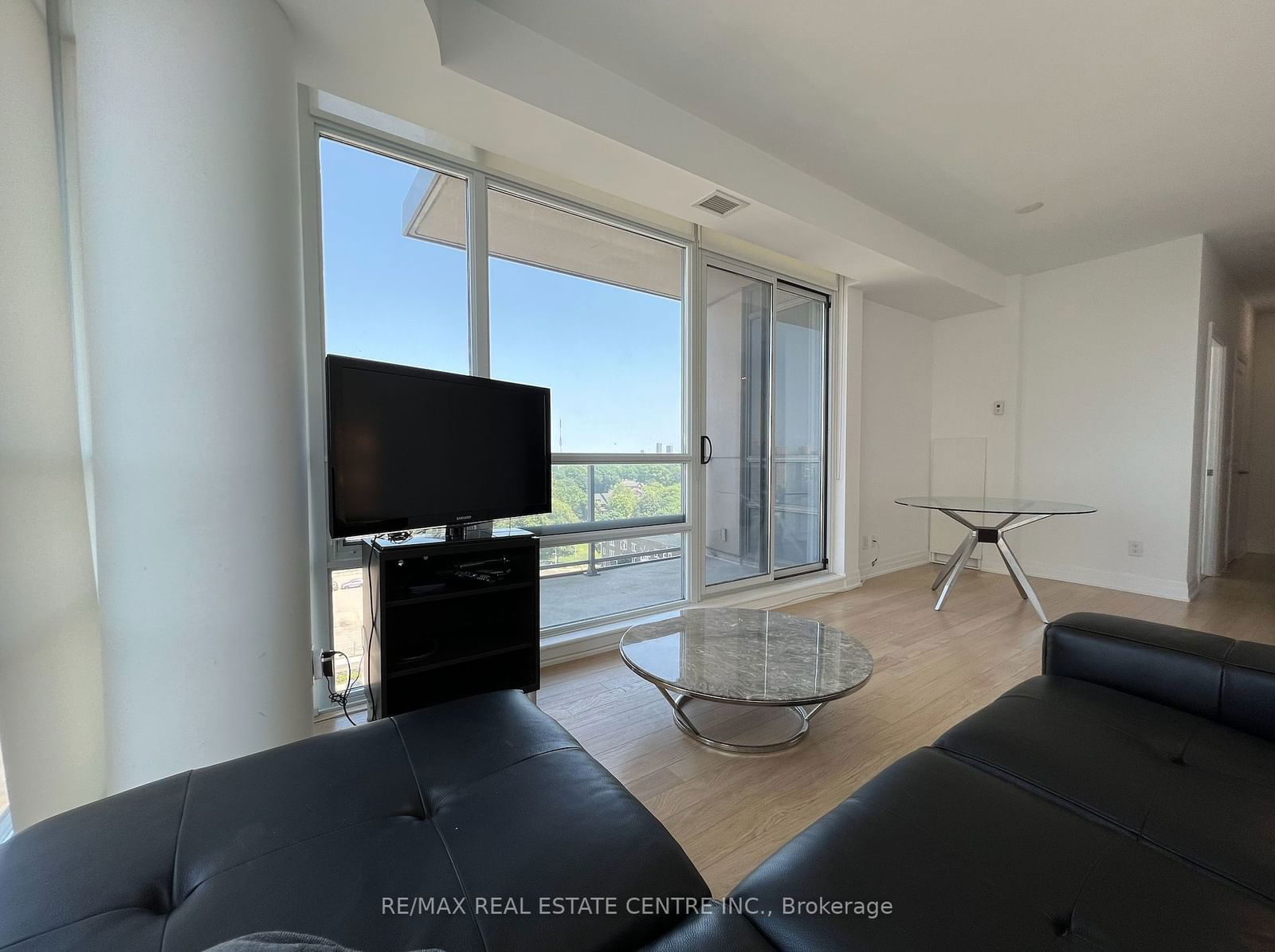 500 St Clair Ave W, unit 806 for rent