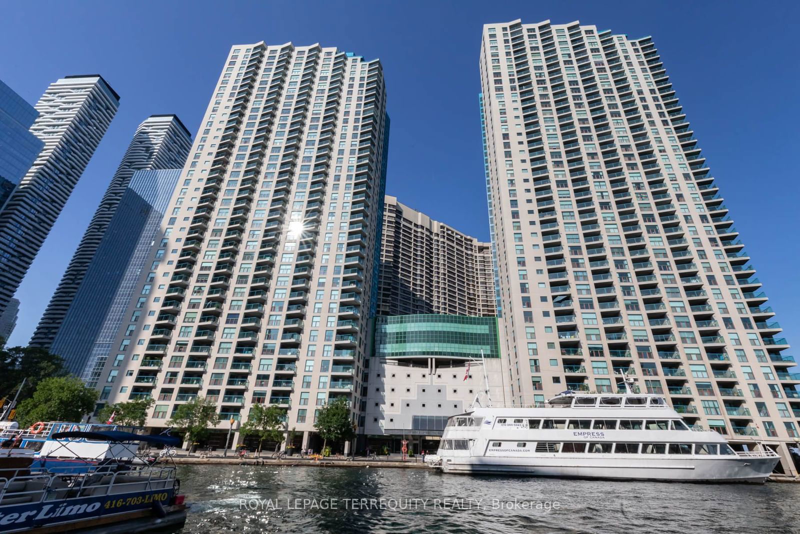 99 Harbour Sq, unit 708 for rent