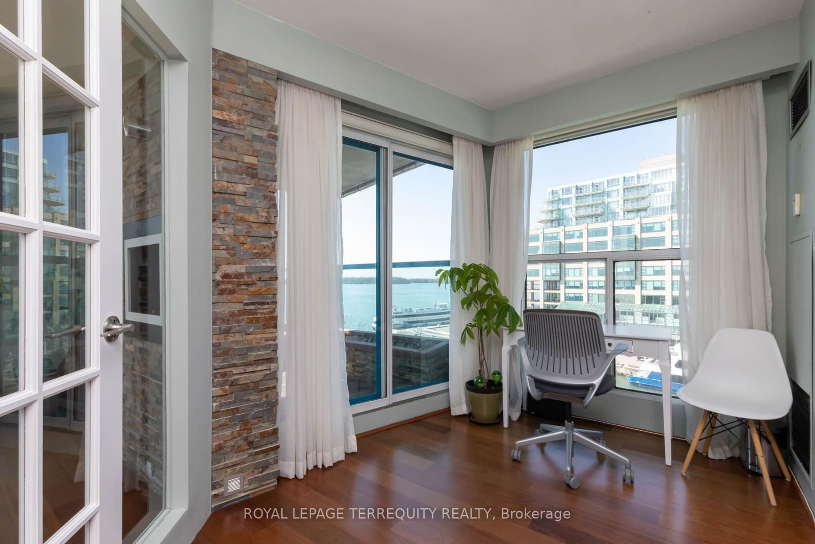 99 Harbour Sq, unit 708 for rent