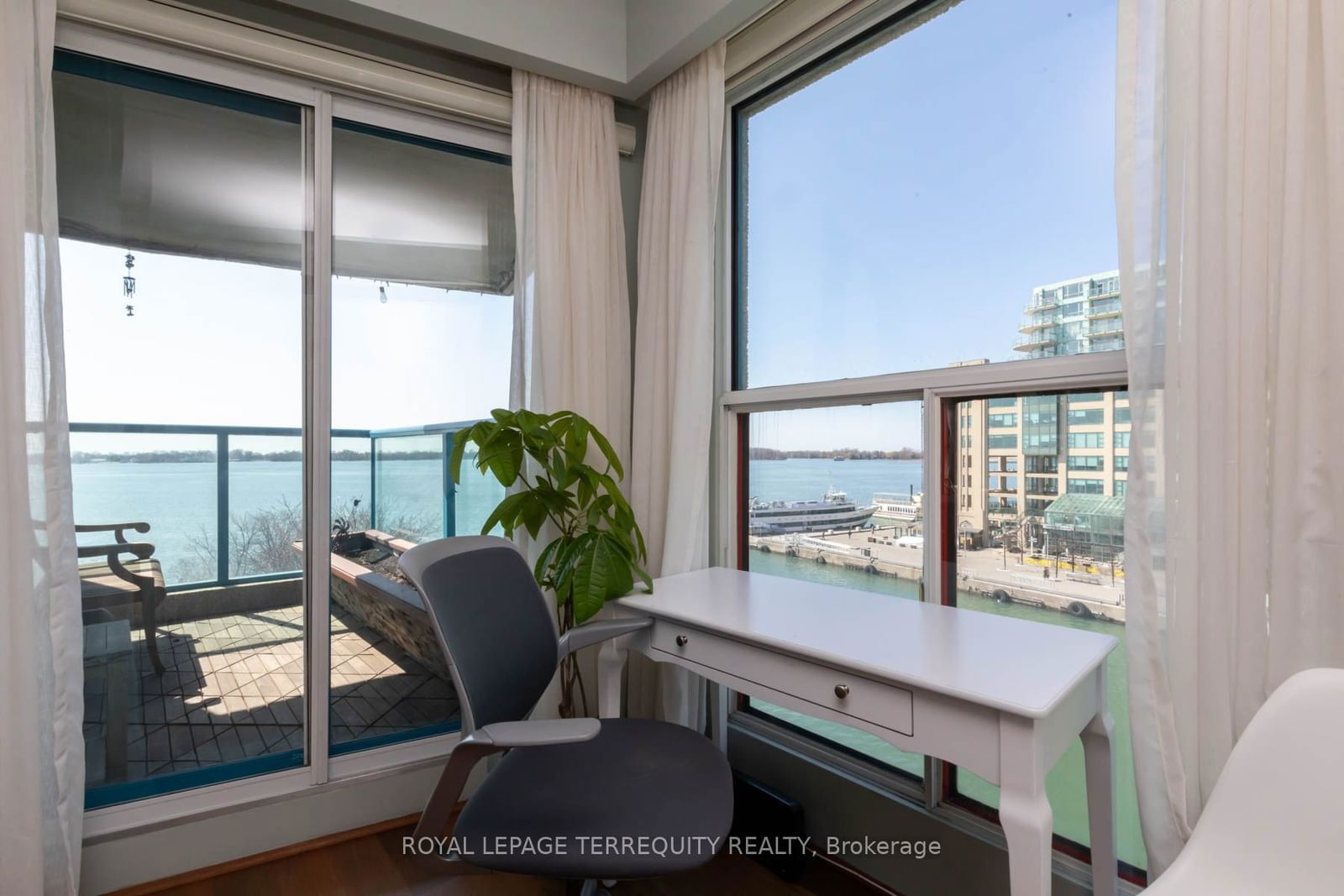 99 Harbour Sq, unit 708 for rent