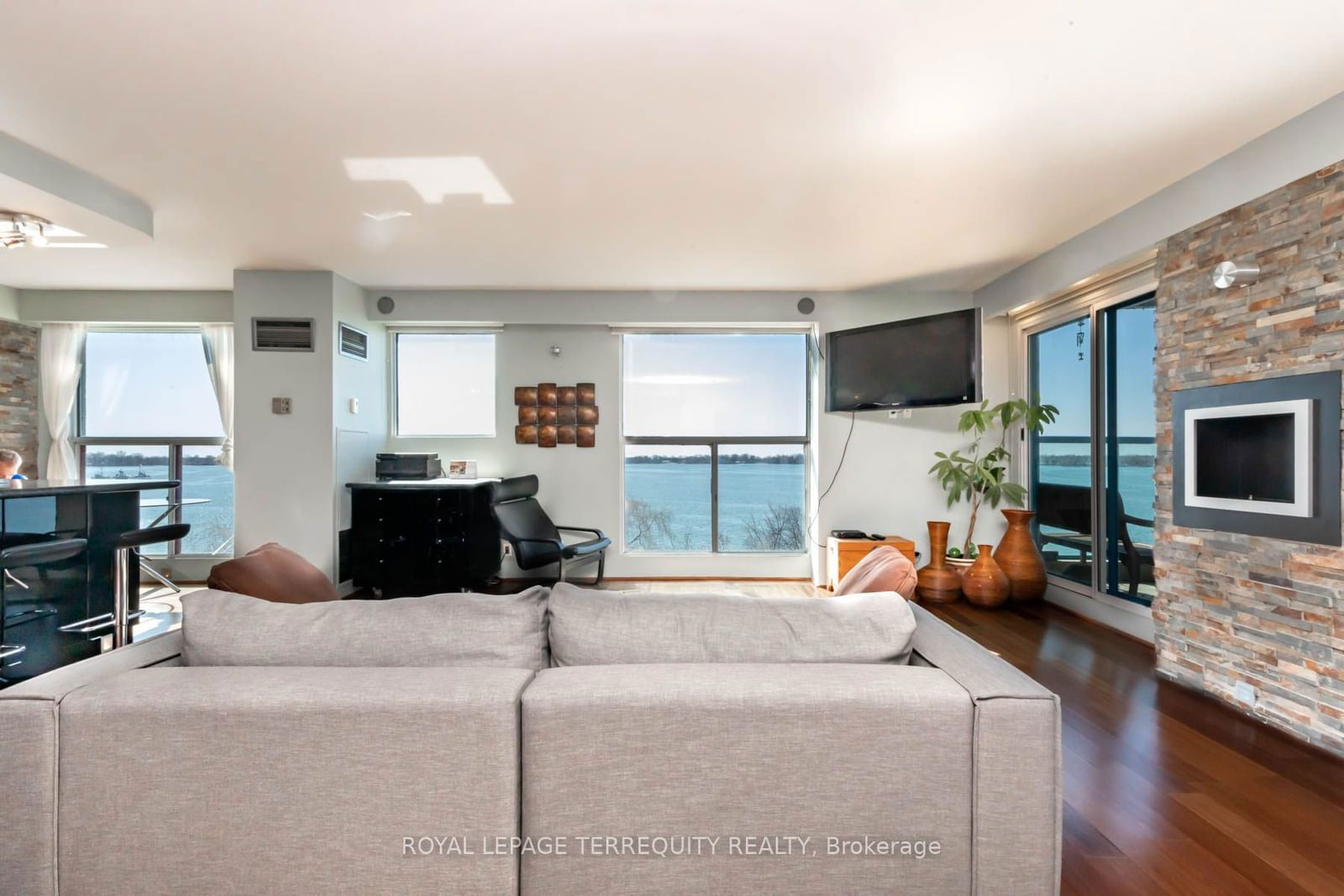 99 Harbour Sq, unit 708 for rent