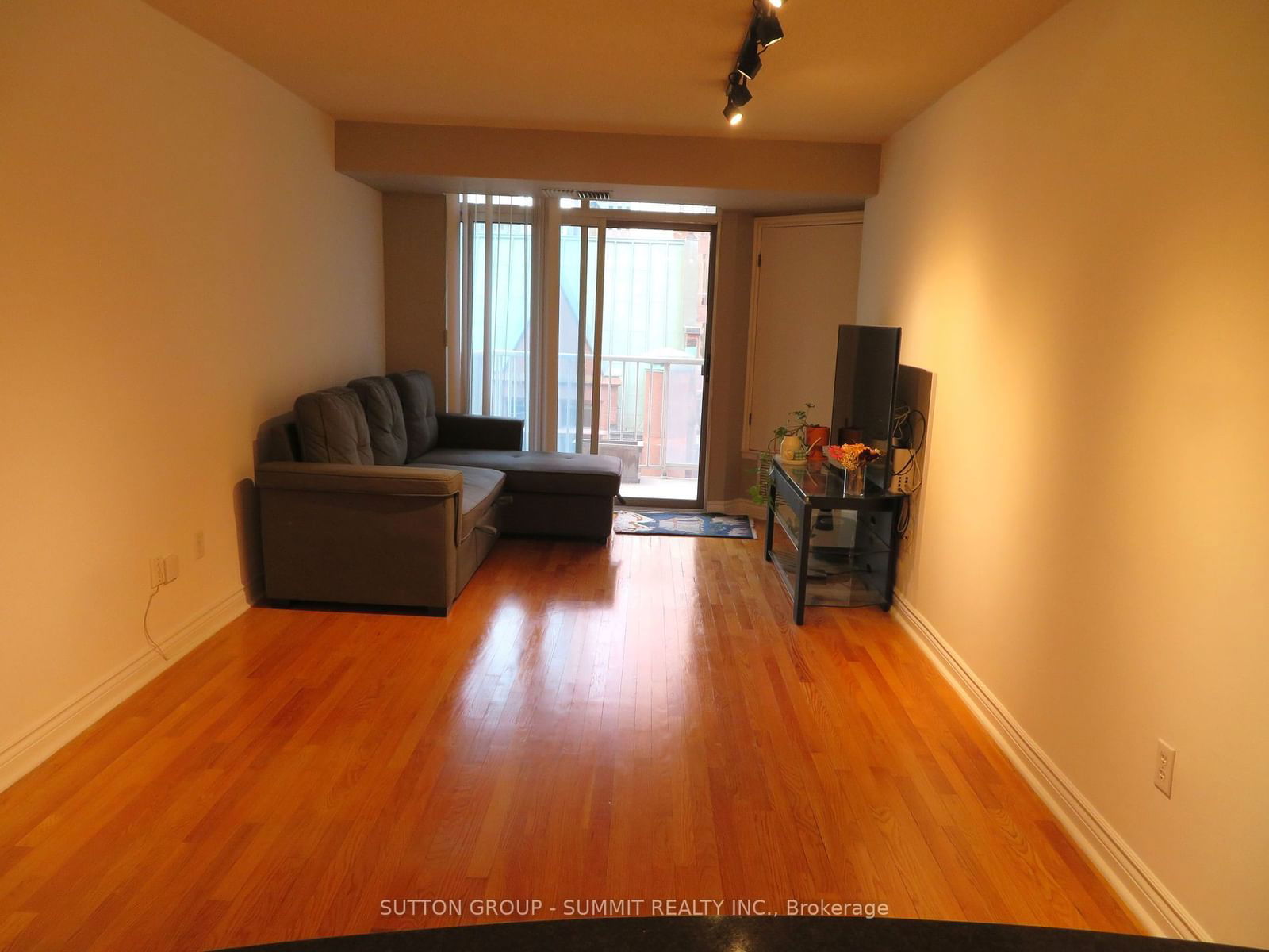 105 Victoria St, unit 1202 for rent