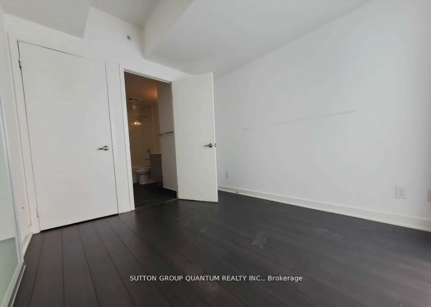 210 Simcoe St, unit 1014 for rent