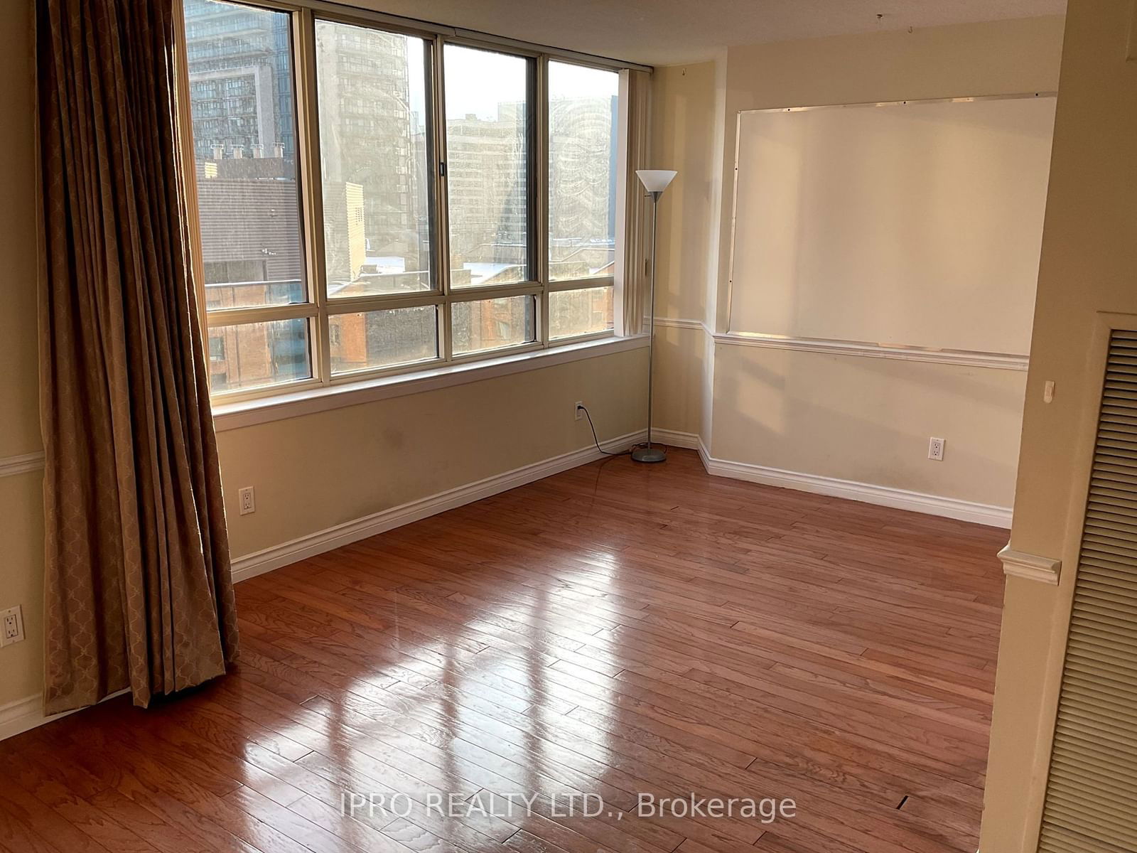 633 Bay St, unit 2109 for rent