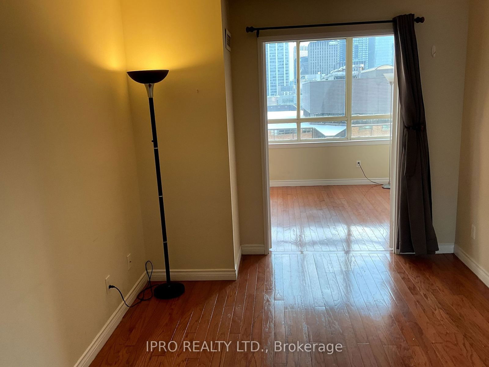 633 Bay St, unit 2109 for rent