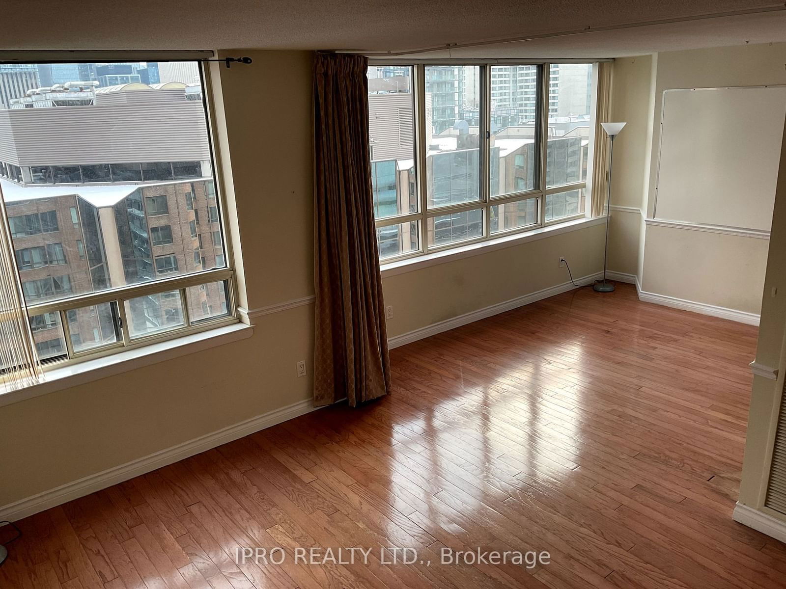 633 Bay St, unit 2109 for rent