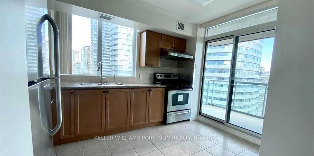 30 Grand Trunk Cres S, unit 3910 for rent