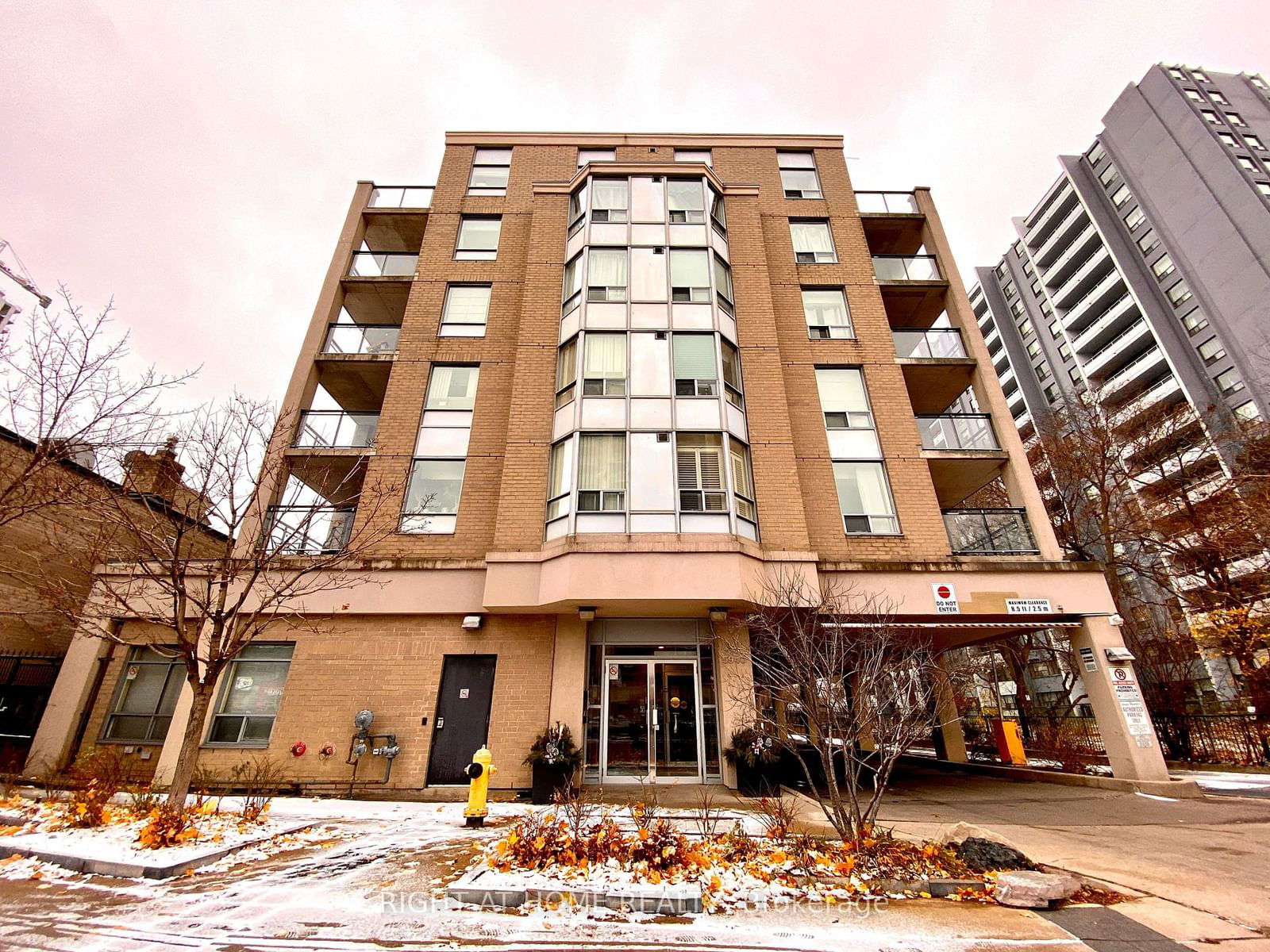 5940 Yonge St, unit 106 for rent