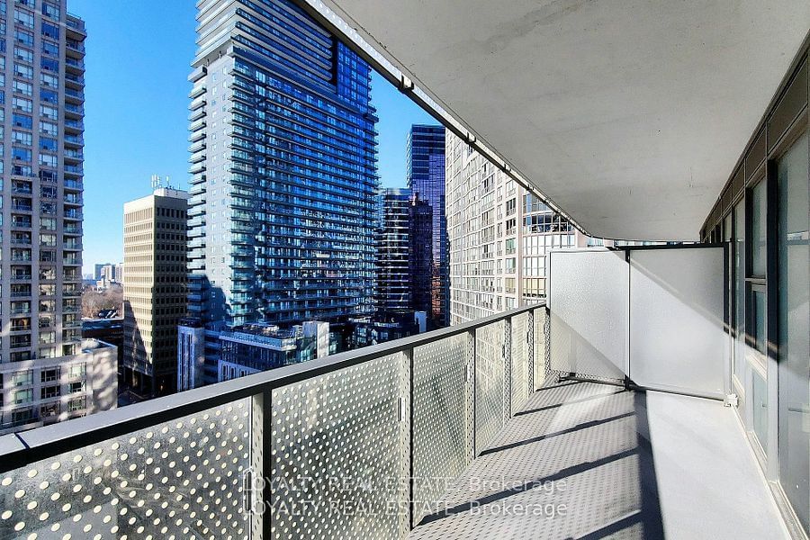 11 Wellesley St W, unit 1107 for rent