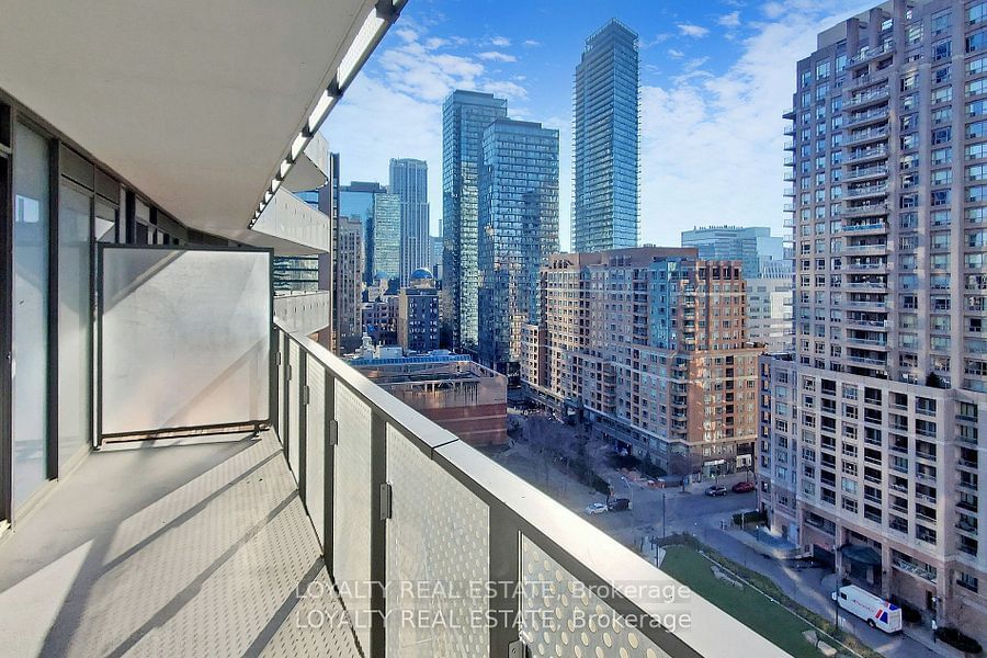 11 Wellesley St W, unit 1107 for rent