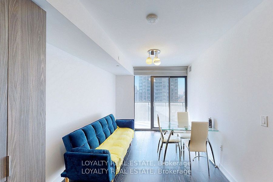 11 Wellesley St W, unit 1107 for rent