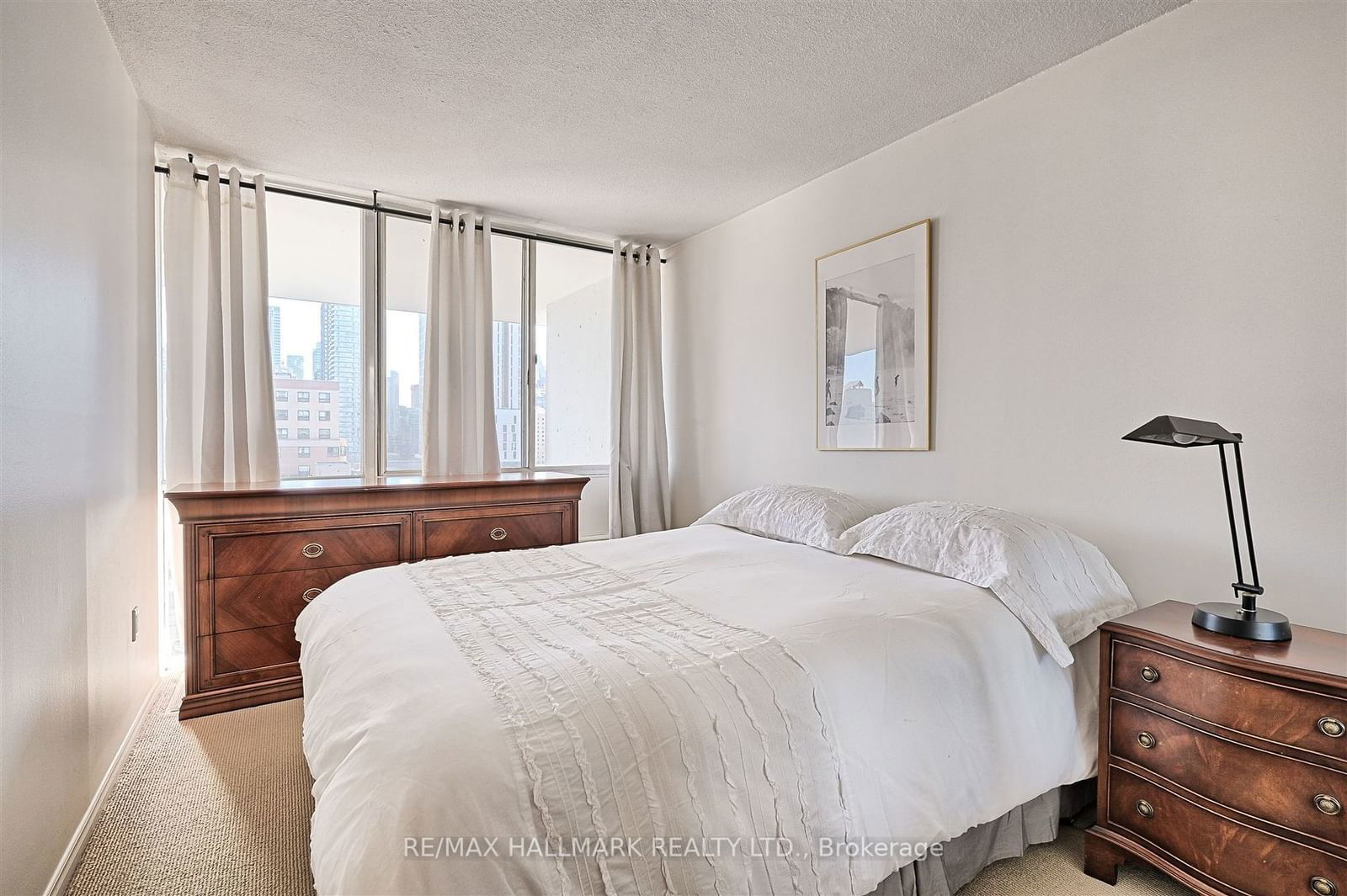 86 gerrard St E, unit 8E for sale