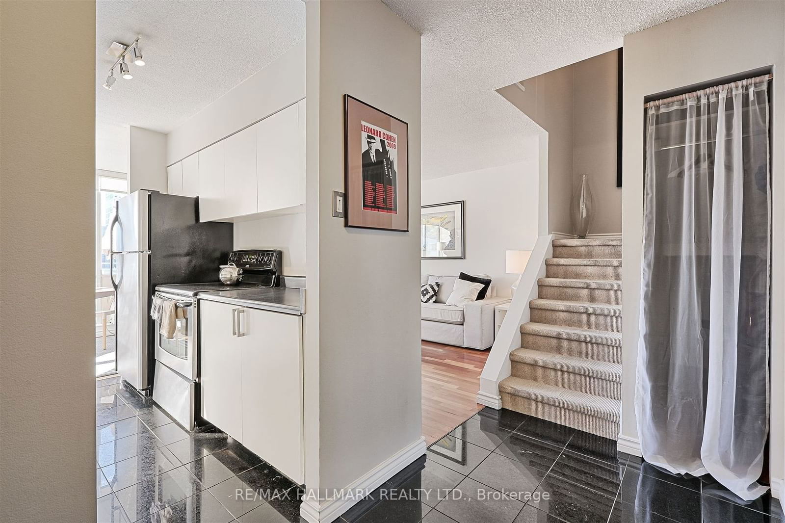 86 gerrard St E, unit 8E for sale