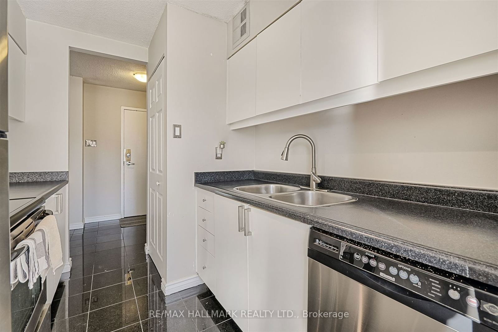 86 gerrard St E, unit 8E for sale