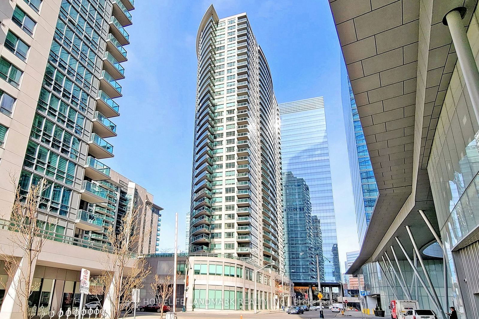 30 Grand Trunk Cres, unit 901 for rent