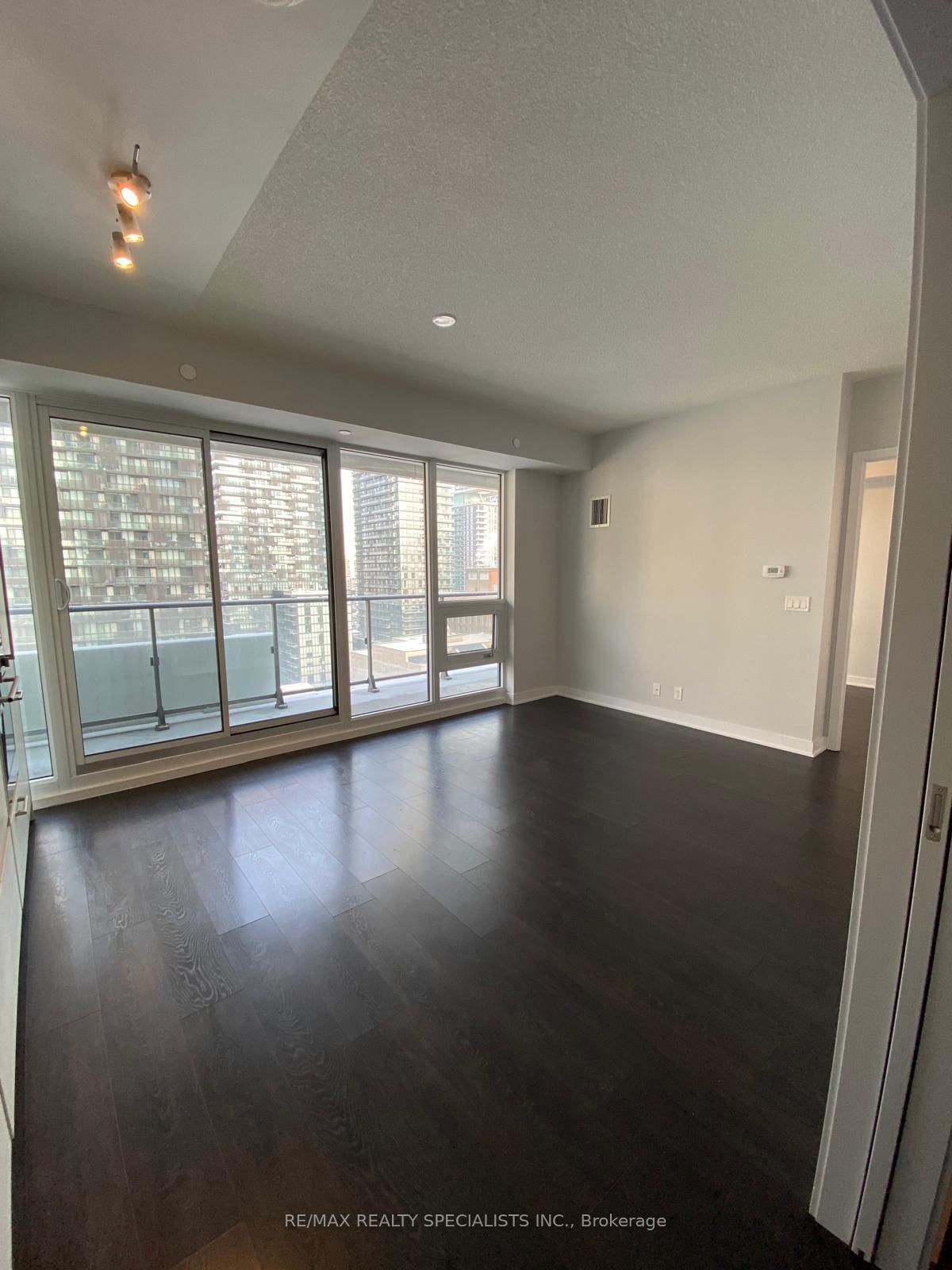 2221 yonge St, unit 1511 for rent