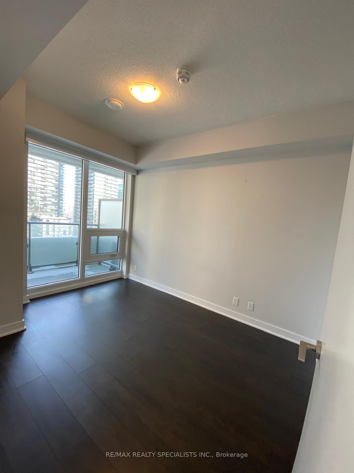 2221 yonge St, unit 1511 for rent