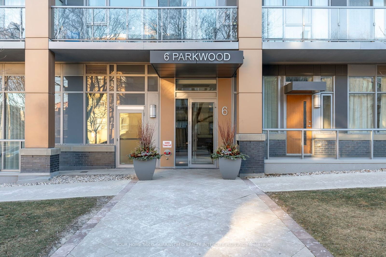 6 Parkwood Ave, unit 303 for sale