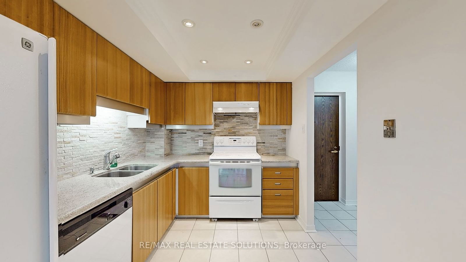 65 Harbour Sq, unit 2205 for rent