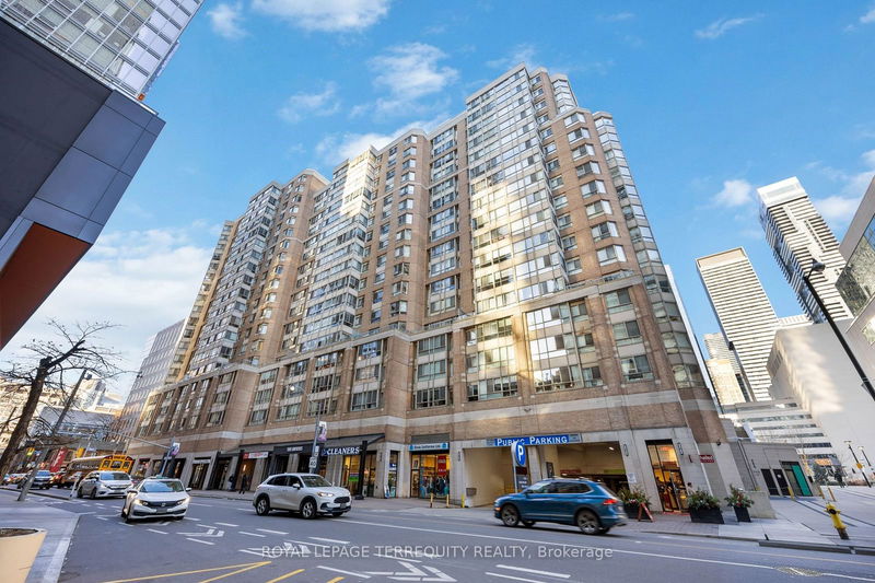 711 Bay St, unit 816 for rent