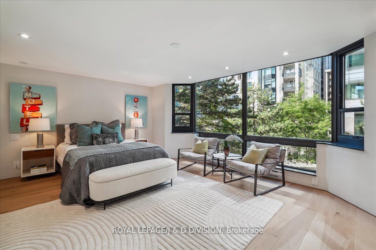 1166 Bay St, unit 404 for sale