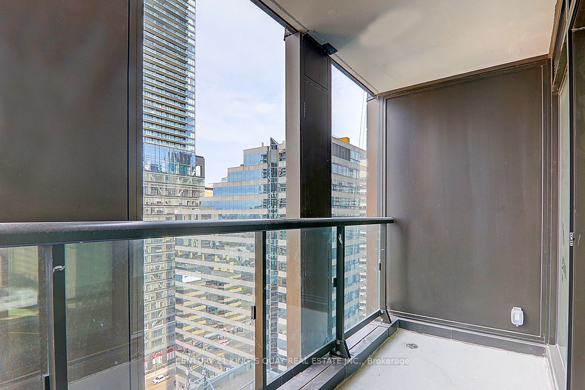 238 Simcoe St, unit 1909 for rent