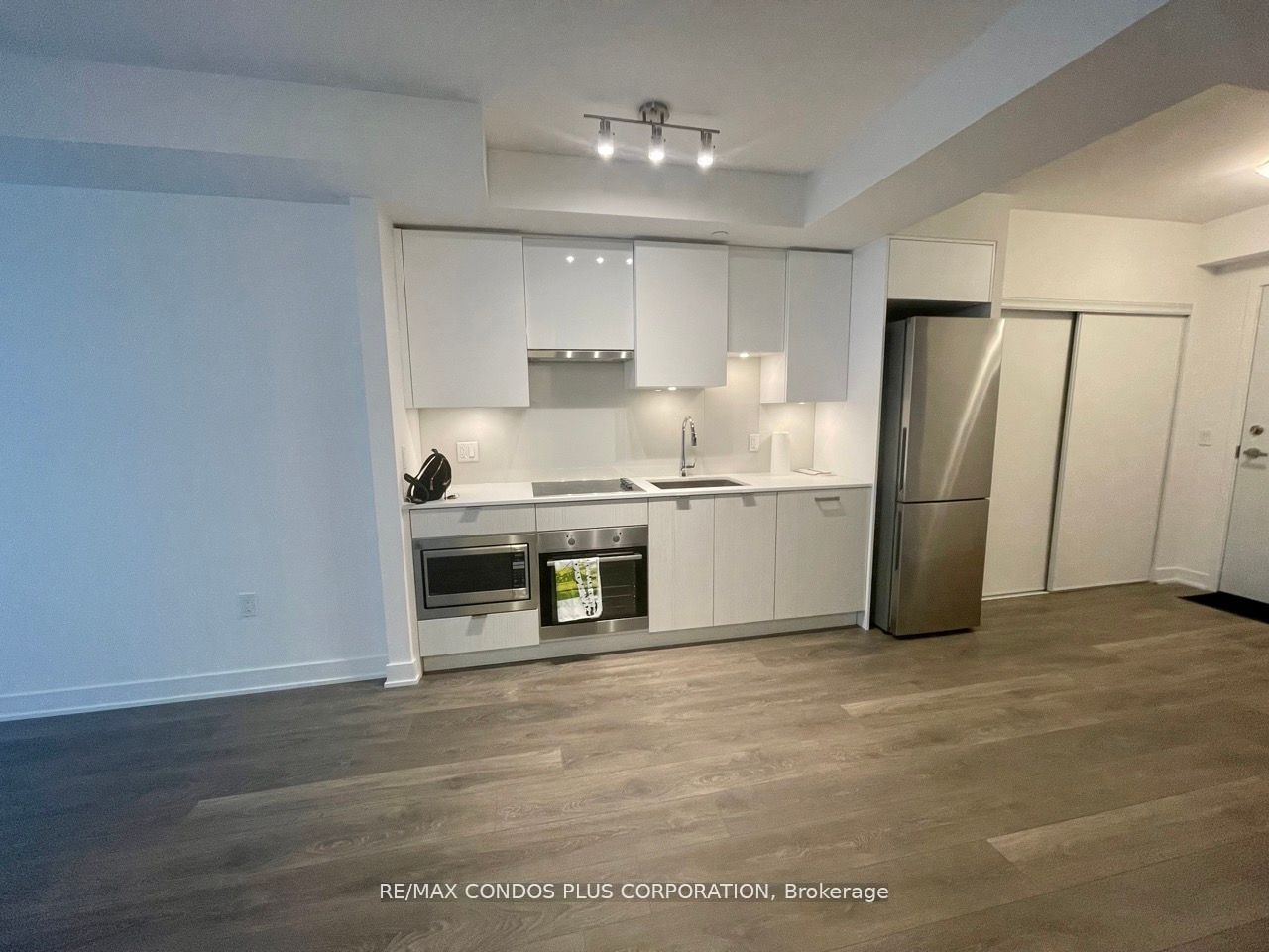 99 Broadway Ave, unit 1507 for rent