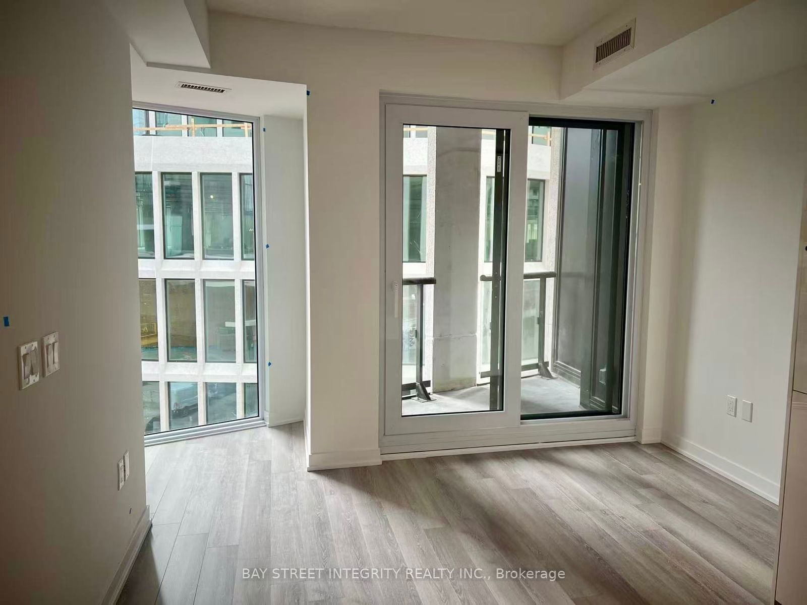 238 Simcoe St, unit 404 for rent