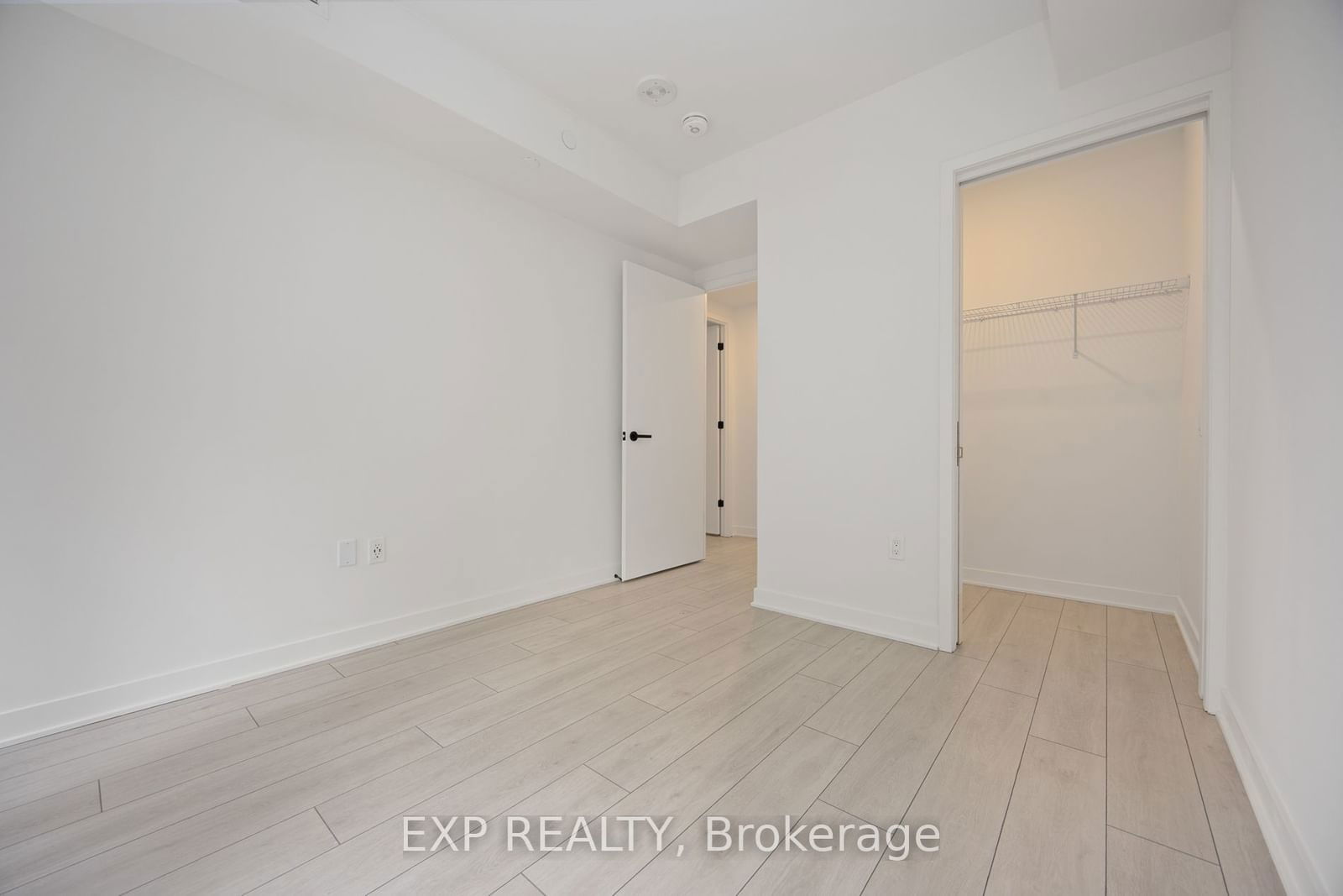 55 Charles St E, unit Th09 for rent