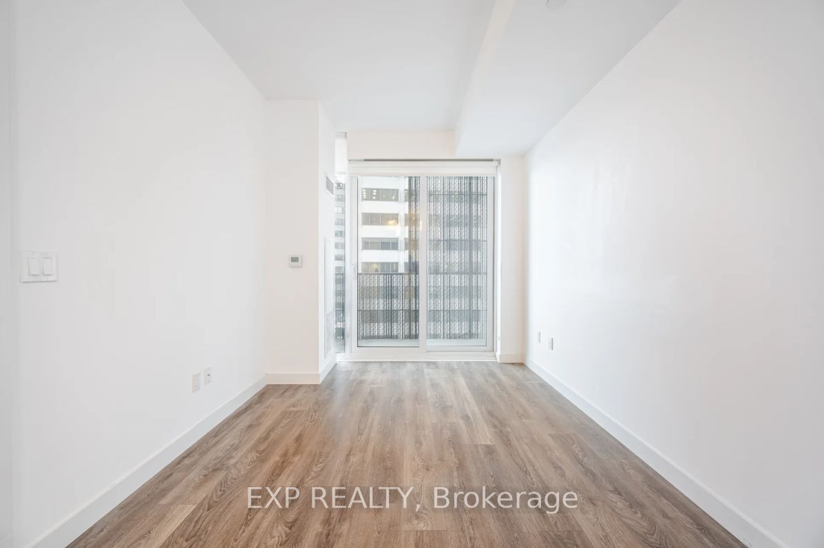 8 Eglinton Ave E, unit 703 for rent