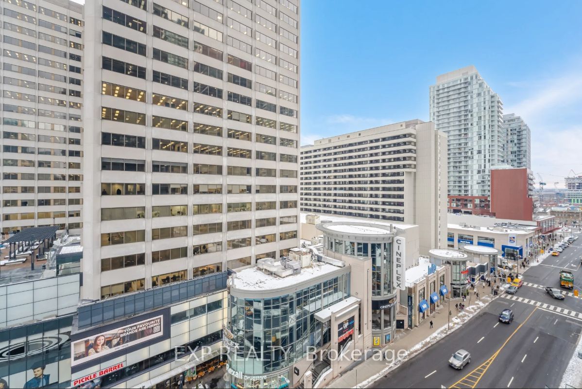 8 Eglinton Ave E, unit 703 for rent