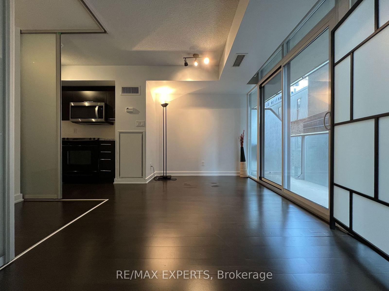 126 Simcoe St, unit 302 for rent