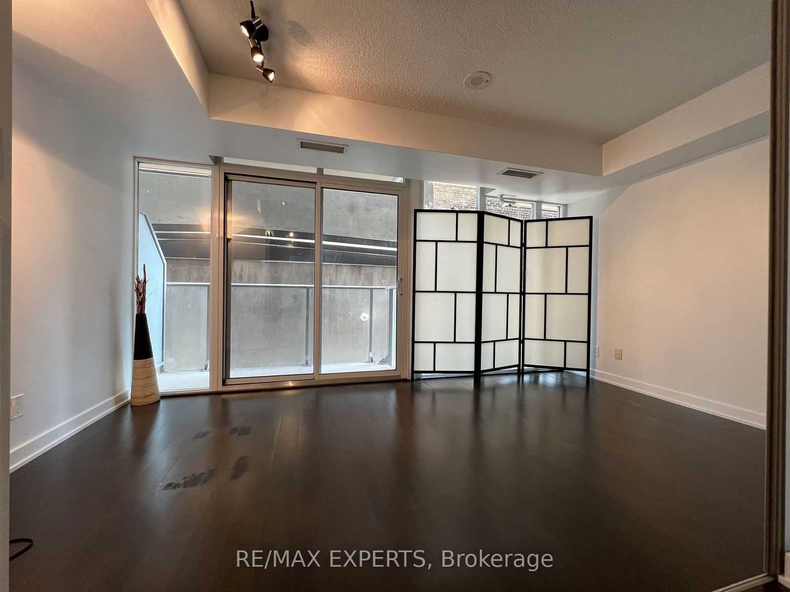 126 Simcoe St, unit 302 for rent