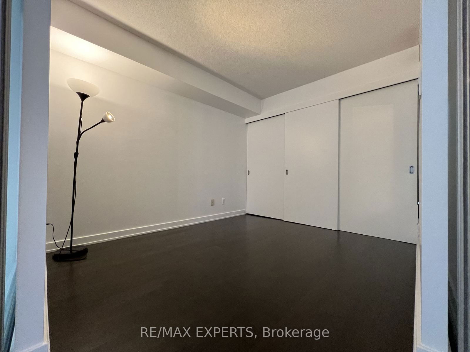 126 Simcoe St, unit 302 for rent