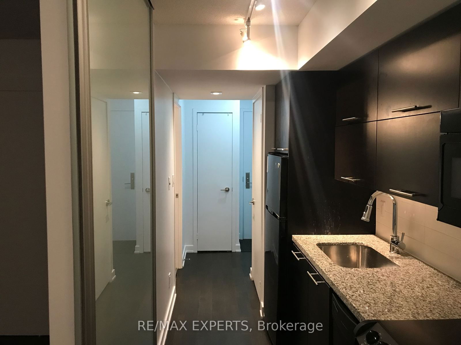 126 Simcoe St, unit 302 for rent