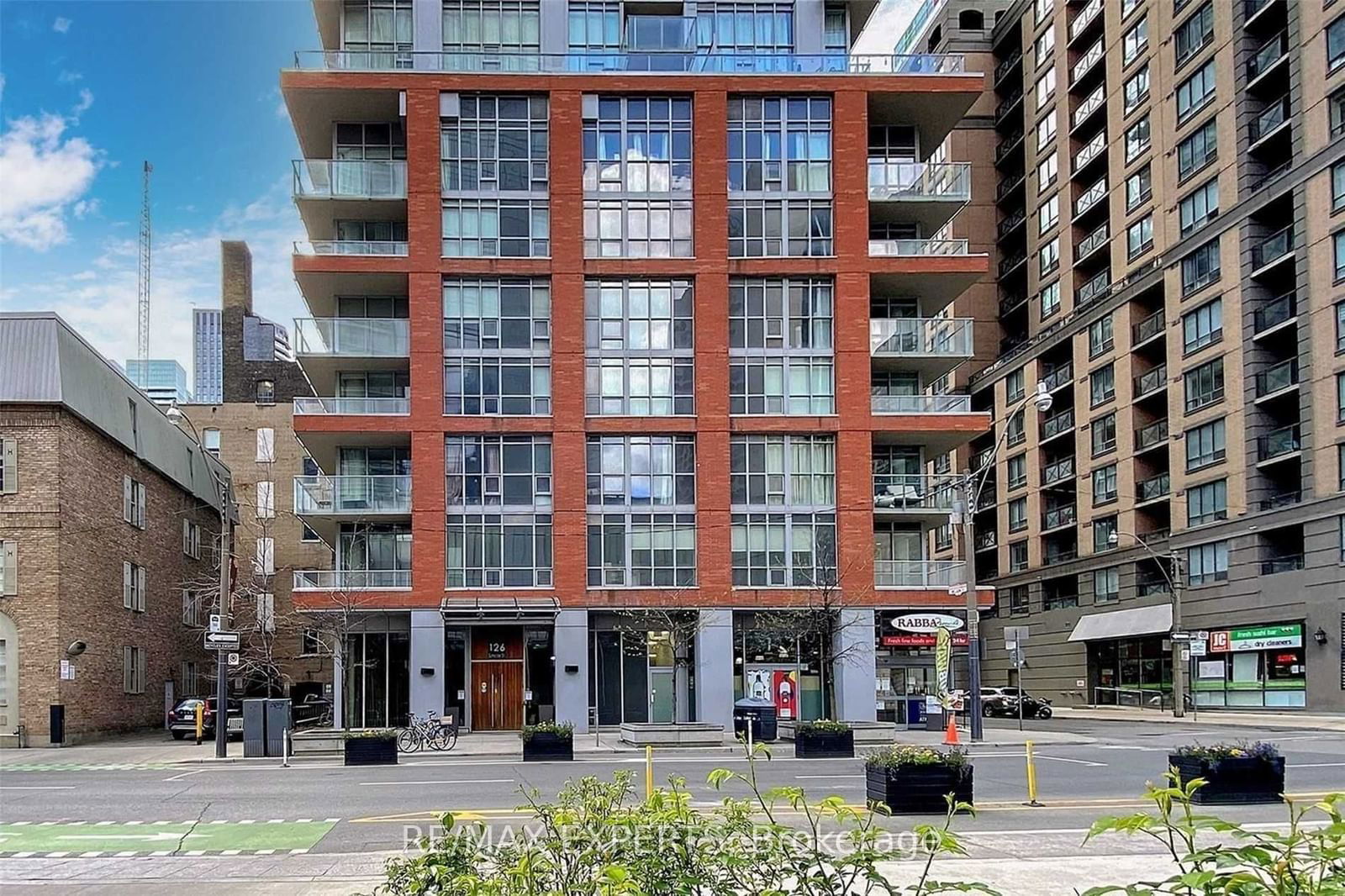 126 Simcoe St, unit 302 for rent