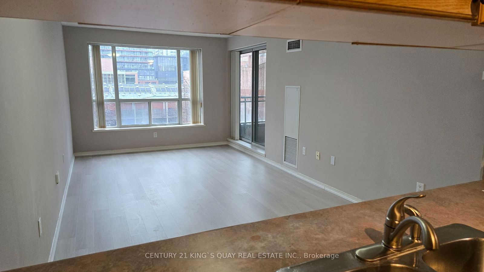 889 Bay St, unit 403 for rent