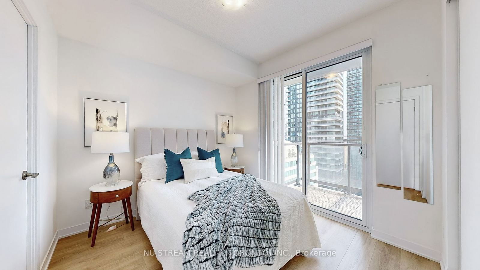 87 Peter St, unit 2302 for sale