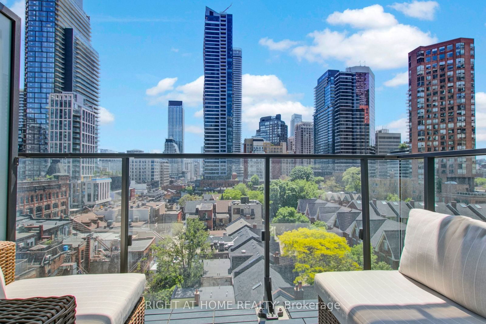 75 St Nicholas St, unit 703 for rent