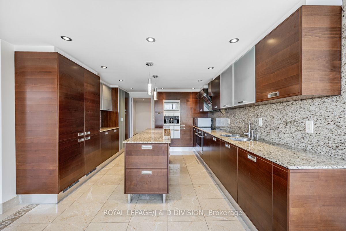 110 Bloor St W, unit 1305 for rent